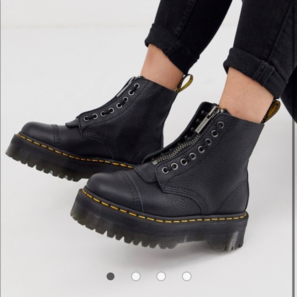 New in Box SinClair Platform Boots